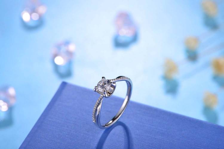 Twist Single Row Micro-Pavé Tiger Claw setting Diamond Engagement Ring