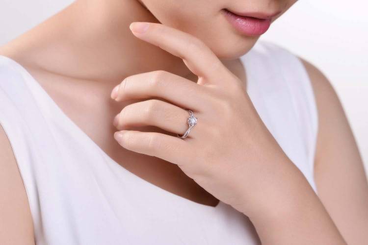 Twist Single Row Micro-Pavé Tiger Claw setting Diamond Engagement Ring
