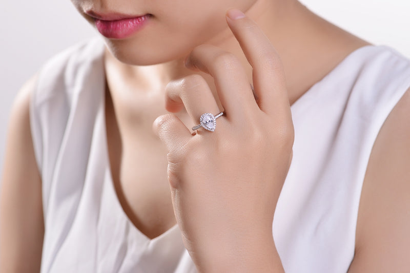 Classic Pear-Shaped Diamond Halo Setting Engagement Ring