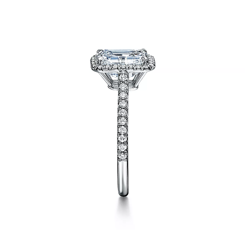 Classic Emerald-Shaped Diamond Halo Setting Engagement Ring